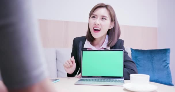 Mujer de negocios Mostrar pantalla verde — Vídeo de stock