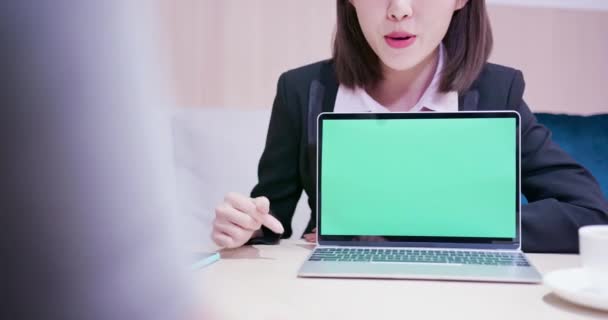 Mujer de negocios Mostrar pantalla verde — Vídeos de Stock