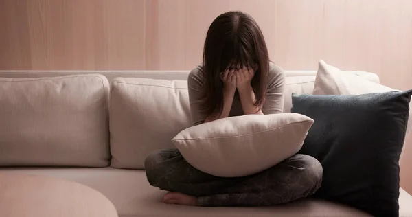 Mujer se siente deprimida en el sofá — Foto de Stock