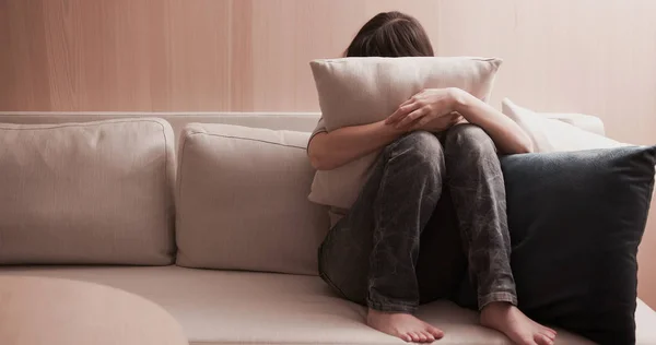 Жінка відчуває себе пригніченою на дивані — стокове фото