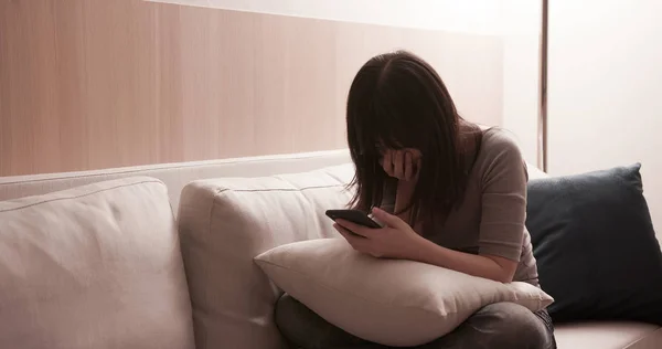 Γυναίκα αισθάνονται κατάθλιψη στον καναπέ — Φωτογραφία Αρχείου