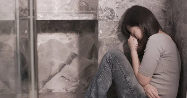 Woman feel depress in corner — Stock Photo, Image