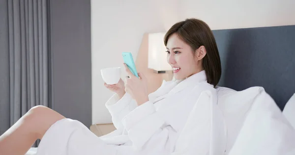 Mulher usar smartphone de manhã — Fotografia de Stock