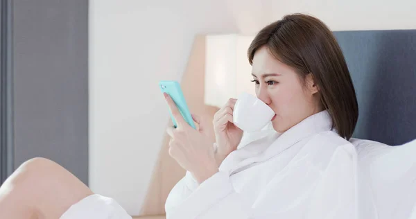 Nő használ smartphone-ban reggel — Stock Fotó