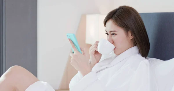 Uso de teléfono inteligente mujer por la mañana — Foto de Stock