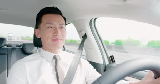 Affaires asiatique homme conduite voiture — Video