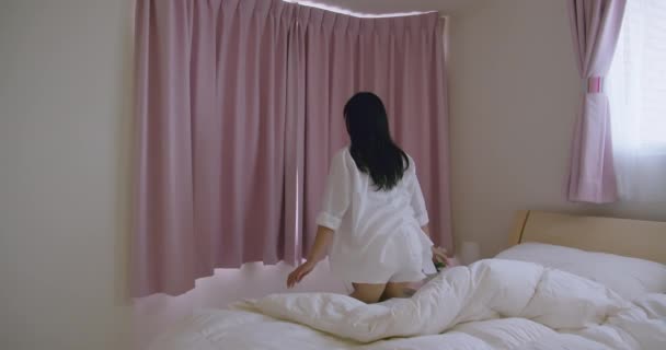 慢动作妇女拉开窗帘 — 图库视频影像