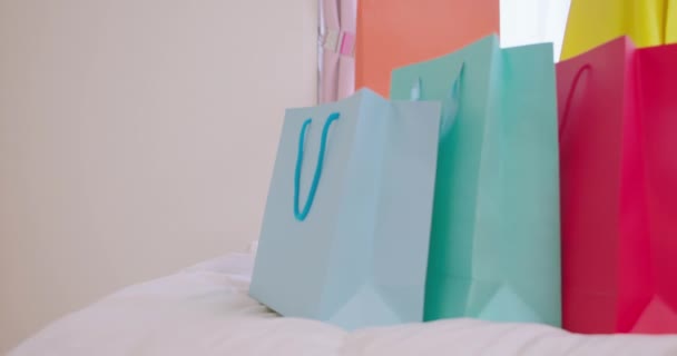 Mujer de compras y salto — Vídeos de Stock