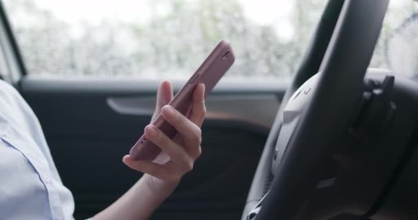 Kadın arabada akıllı telefon kullanımı — Stok video