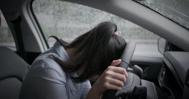 Vrouw voelt zich depressief in de auto — Stockvideo