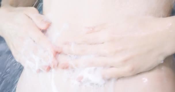 Γυναίκα στο ντους πλυσίματος σώματος — Αρχείο Βίντεο