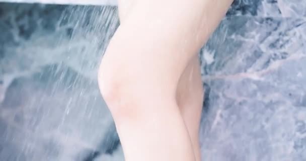 Krásná žena se sprchuje — Stock video