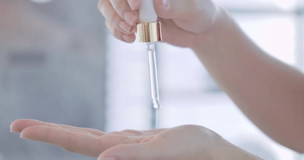 Vrouw dropping moisturizer in de hand — Stockvideo