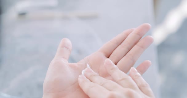 Schoonheid vrouw gebruik crème of lotion — Stockvideo