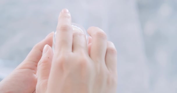 Beauté femme utiliser crème ou lotion — Video