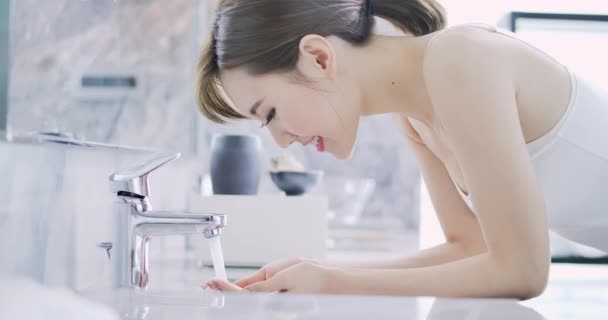 Schoonheid vrouw wassen haar gezicht — Stockvideo