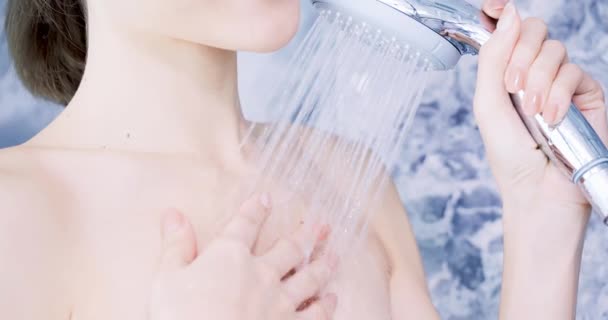 美人の女性がシャワーを浴びている — ストック動画