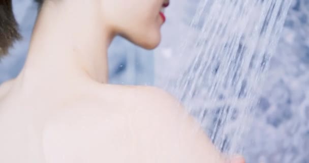 Belleza mujer está tomando ducha — Vídeo de stock