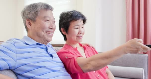 Eldely couple regarder la télévision — Video