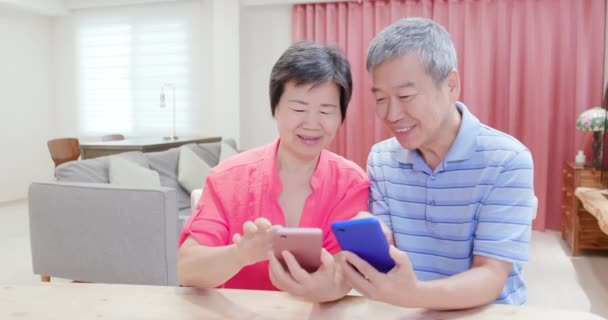 Ältestes asiatisches Paar nutzt Smartphone — Stockvideo