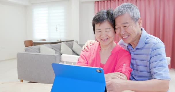 Pareja de edad avanzada utilizar tableta digital — Vídeos de Stock