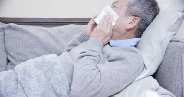 Asya yaşlı hasta adam hapşırma — Stok video