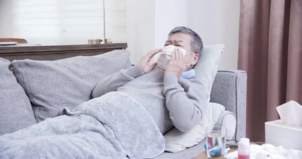 Asian eldely sick man cough — Stock Video