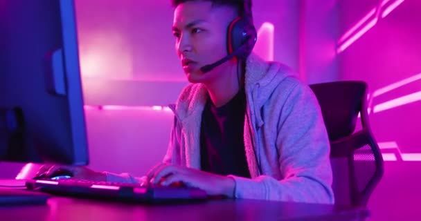 Jovem asiático cyber esporte gamer — Vídeo de Stock