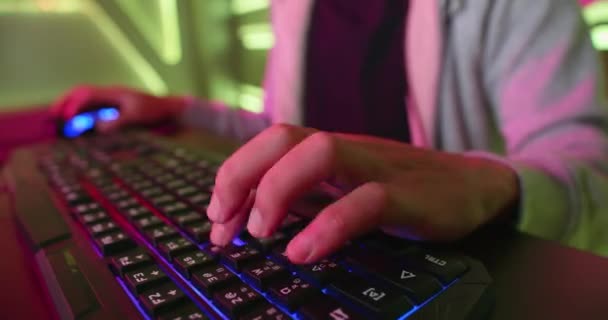 Teclado de prensa de gamer deporte cibernético — Vídeo de stock