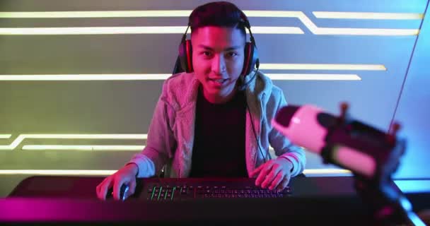 Gamer cybersport tem transmissão ao vivo — Vídeo de Stock