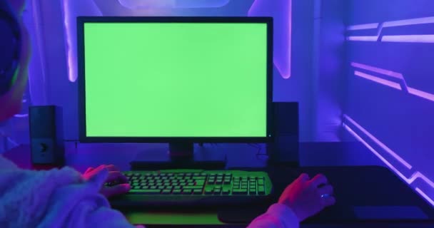 Киберспорт-геймер с компьютером — стоковое видео