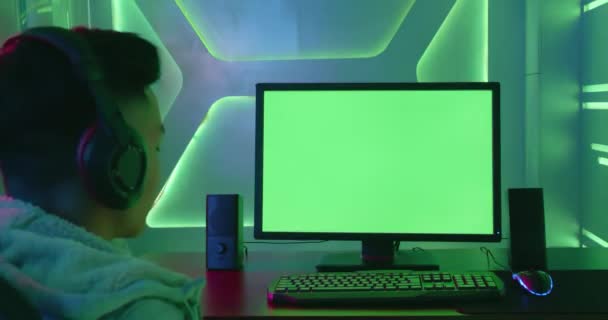 Mann hört Musik mit Computer — Stockvideo