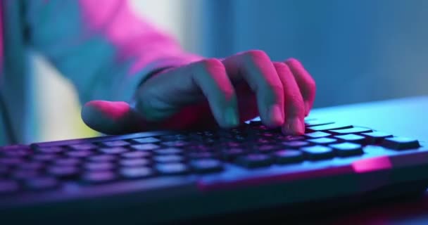 Cyber-Sport-Spieler drücken Tastatur — Stockvideo