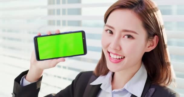 Деловая женщина показывает зеленый экран — стоковое видео
