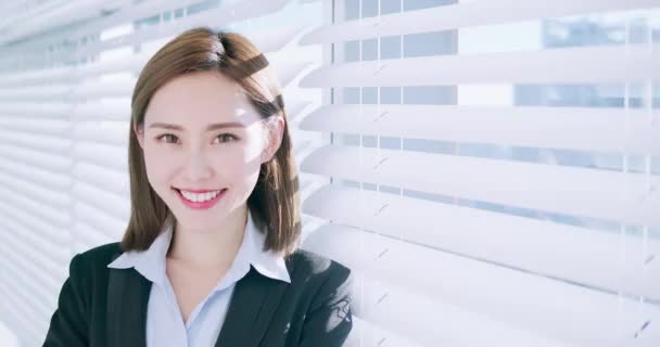 Азиатская деловая женщина улыбается вам — стоковое видео