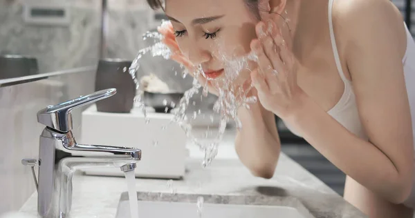 Красива жінка миє обличчя — стокове фото
