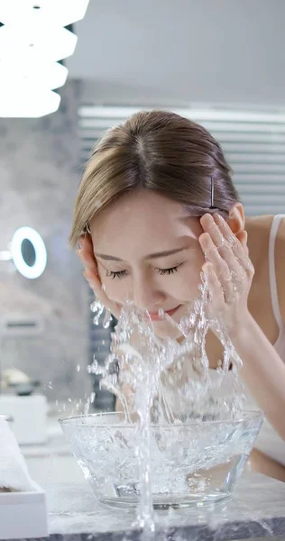 Piękna kobieta umyć jej twarz — Zdjęcie stockowe