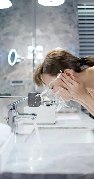 Schoonheid vrouw wassen haar gezicht — Stockfoto