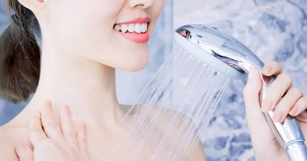 Piękno kobieta bierze prysznic — Zdjęcie stockowe