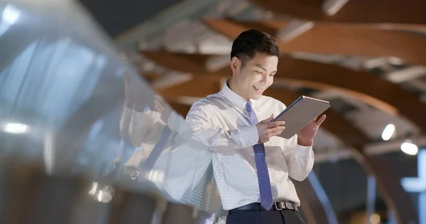 Hombre de negocios utilizar la tableta — Foto de Stock