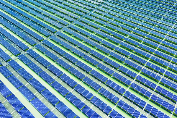 Panele słoneczne zastrzelone przez drona — Zdjęcie stockowe