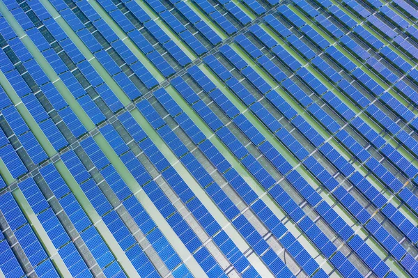 Pannelli solari girati da drone — Foto Stock