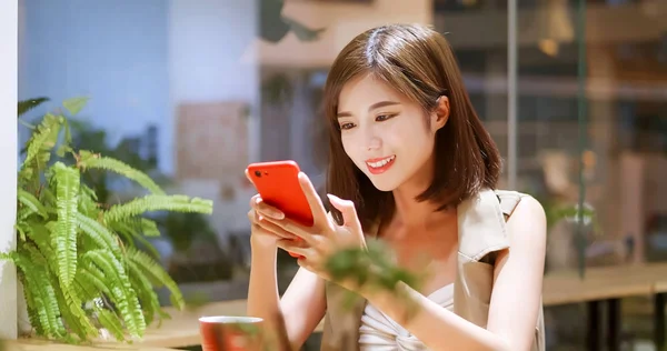 Fiatal nő használja mobiltelefon boldogan — Stock Fotó