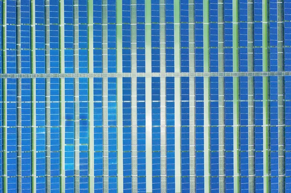 无人机拍摄的太阳能电池板 — 图库照片