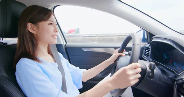 Aziatische vrouw rijden auto — Stockfoto