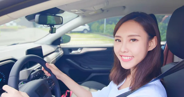 Aziatische vrouw in de auto — Stockfoto