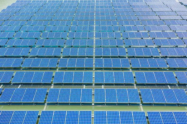 Drone tarafından çekilen güneş panelleri — Stok fotoğraf