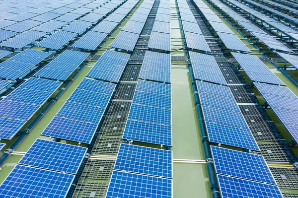 Солнечные батареи, снятые дроном — стоковое фото