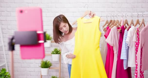 Femme vendre des vêtements en livestreaming — Video