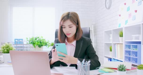 Επαγγελματική γυναίκα εργάζεται στο γραφείο — Αρχείο Βίντεο